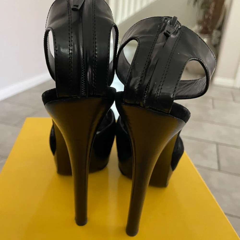 FENDI T STRAP Black Suede Leather Spuntata Peep Toe 5” Heels Size38